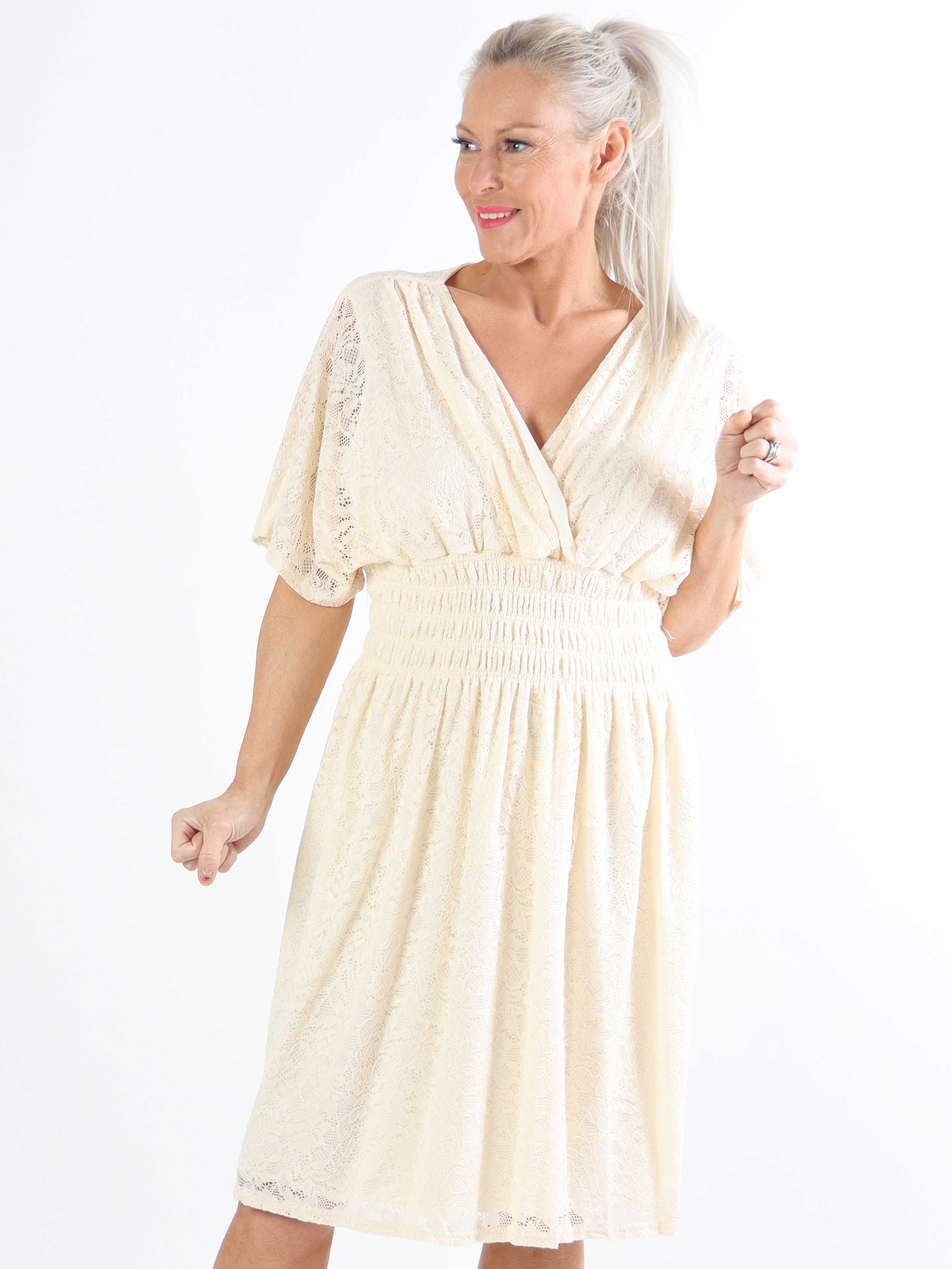 Pams Lace Short S/S - Kort plus size blondekjole med korte ærmer